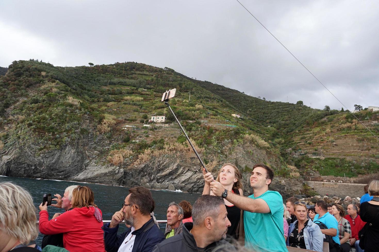 vernazza, italien - 23. september 2017 - tourist in cinque terre an regnerischen tag foto