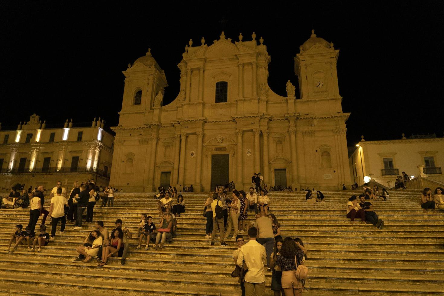 noto, italien - 19. juli 2020 - keine soziale distanzierung auf der straße nach covid coronavirus foto