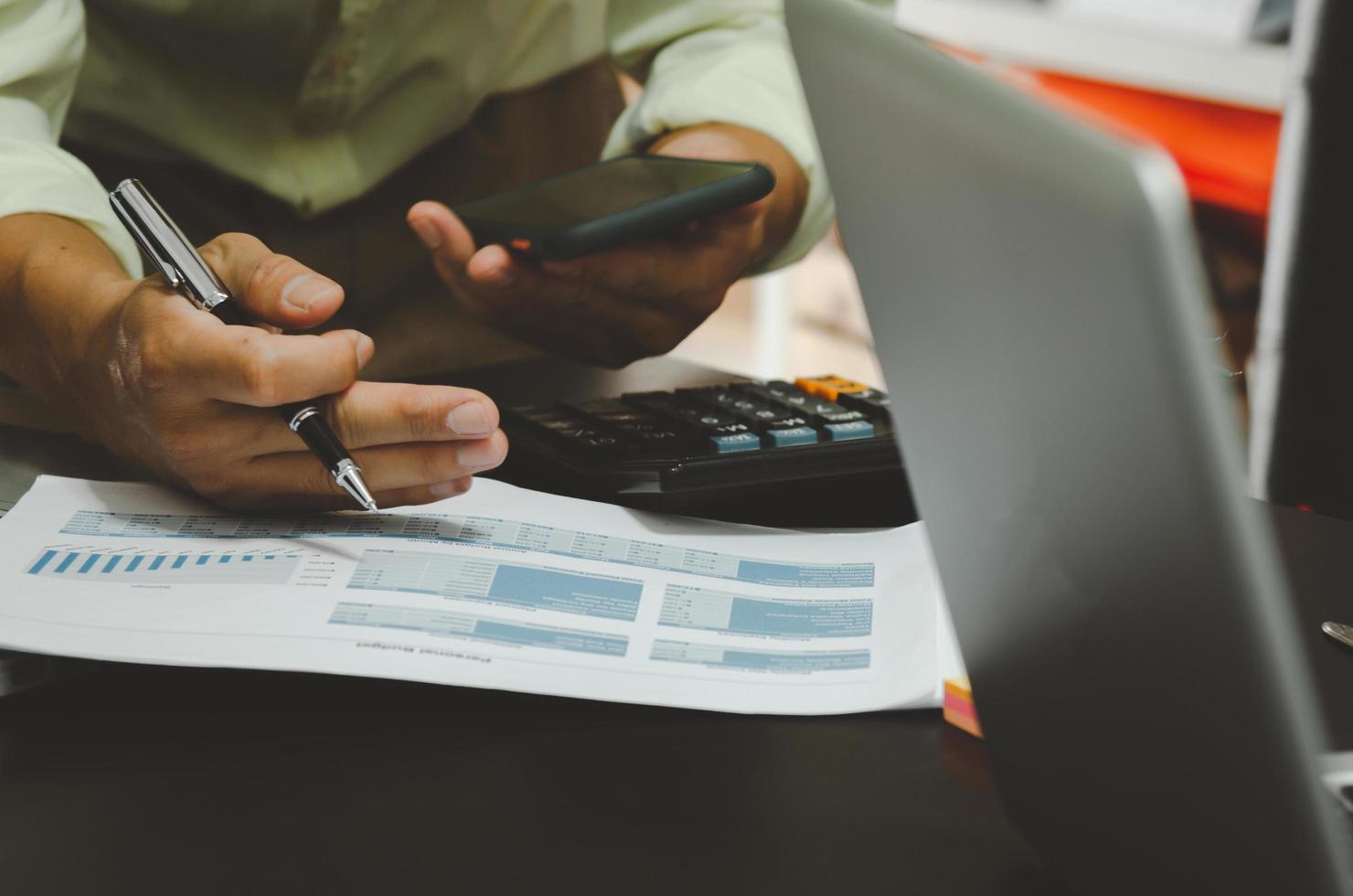 Person, die an Finanzdokumenten arbeitet foto