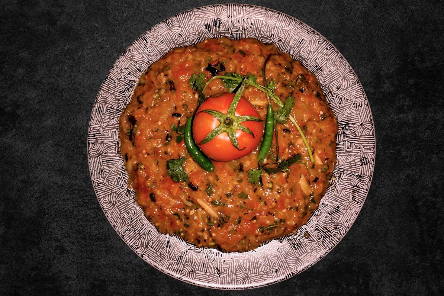 ausgestopft Tomaten und Kartoffeln mit Grün Chili und Masala köstlich Essen Bild foto