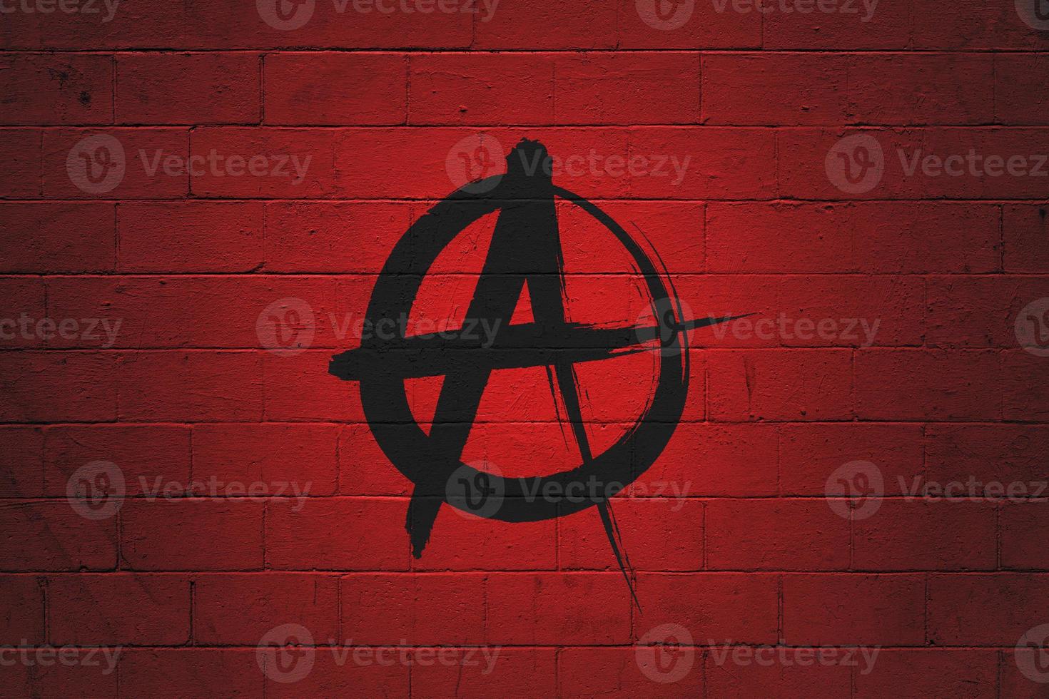 Flagge von Anarchist gemalt auf ein Mauer foto