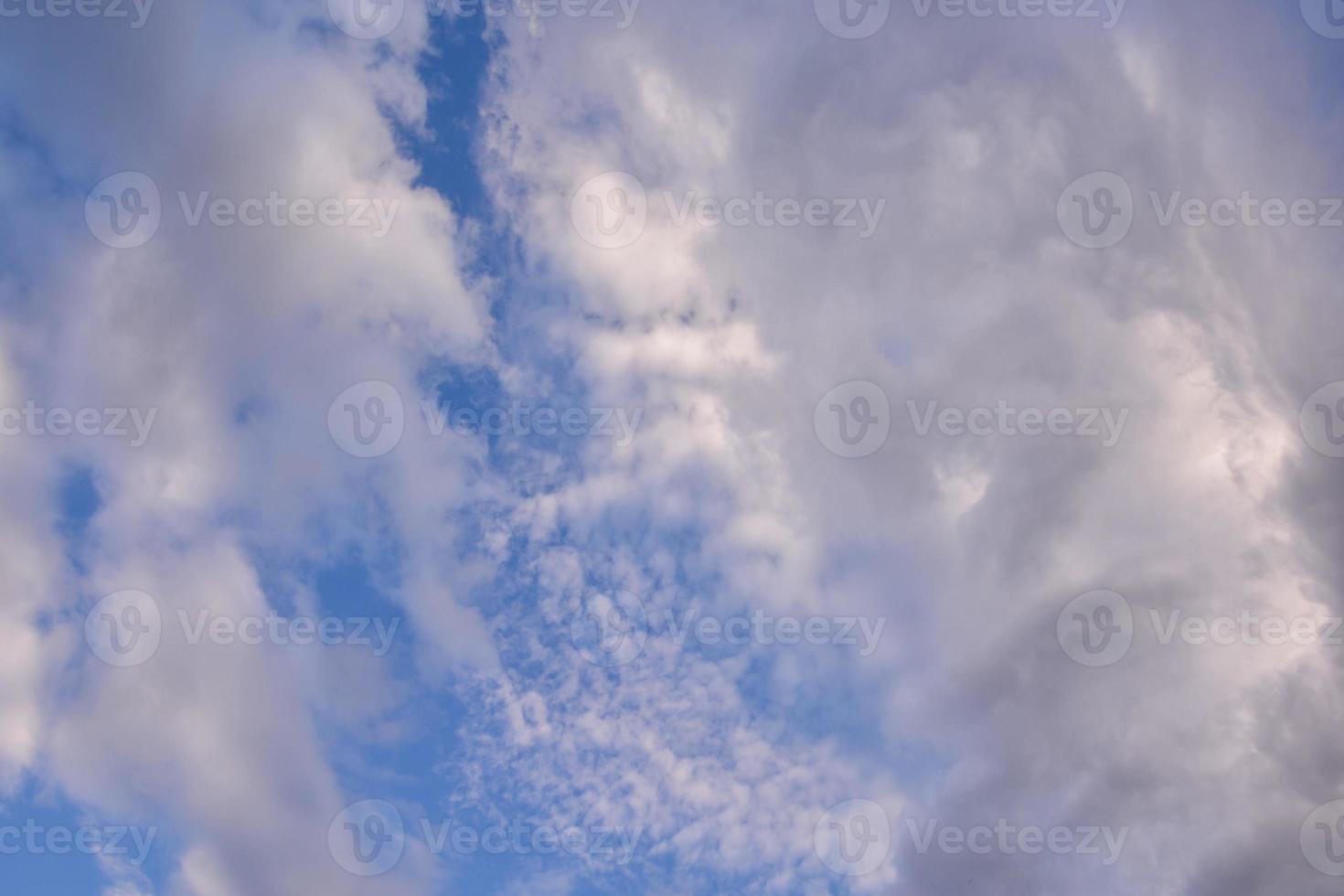 blauer Himmel mit Wolken foto