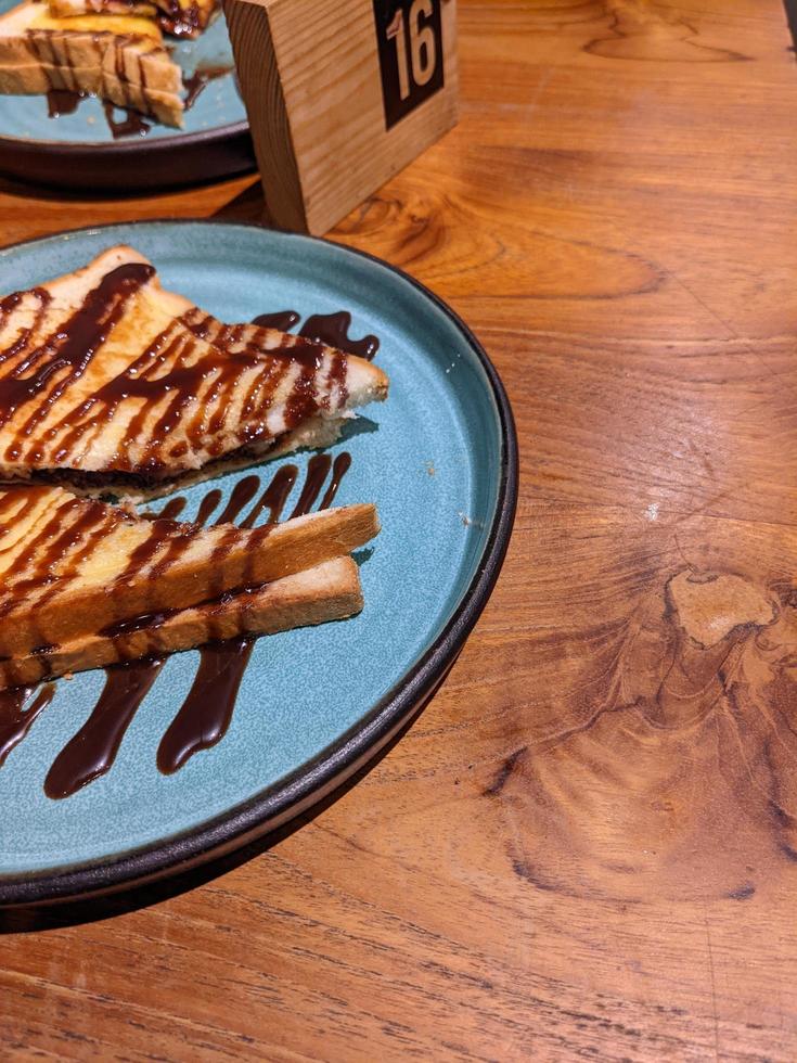 schließen oben Foto von geröstet Brot mit braun Zucker und Schokolade Marmelade. das Foto ist geeignet zu verwenden zum Essen Hintergrund, Poster und Essen Inhalt Medien.