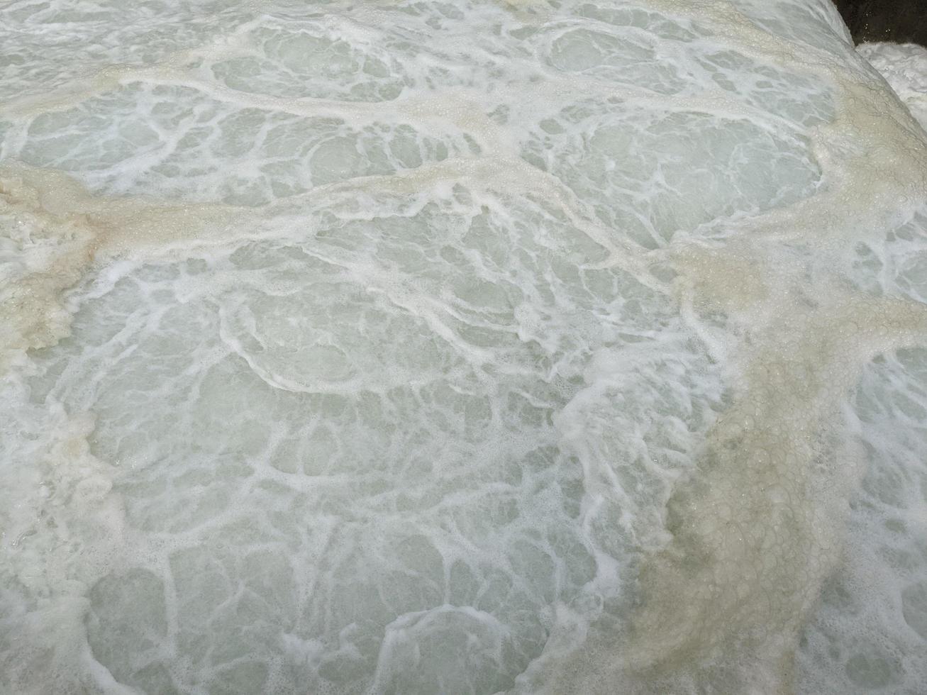Textur und Oberfläche von Meerwasser fallen auf das Leistung Pflanze mit schäumen auf das Ausfluss. das Foto ist geeignet zu verwenden zum Industrie Hintergrund, Umgebung Poster und Natur Inhalt.