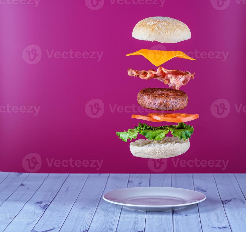 schwimmender Hamburger mit Speck und Käse foto