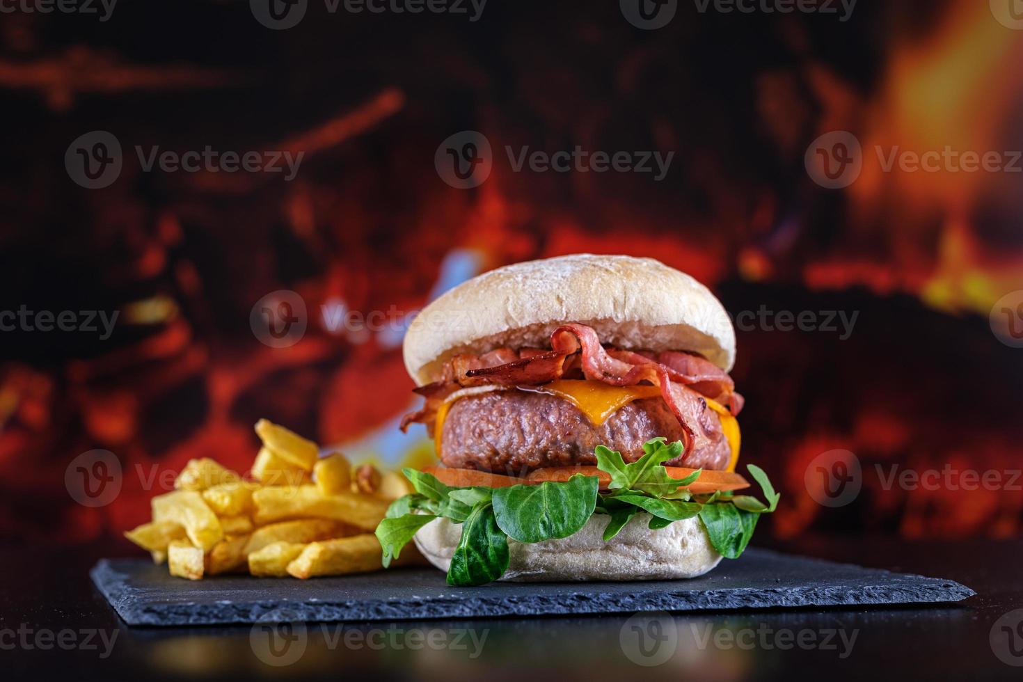 Hamburger mit Pommes mit Teller foto