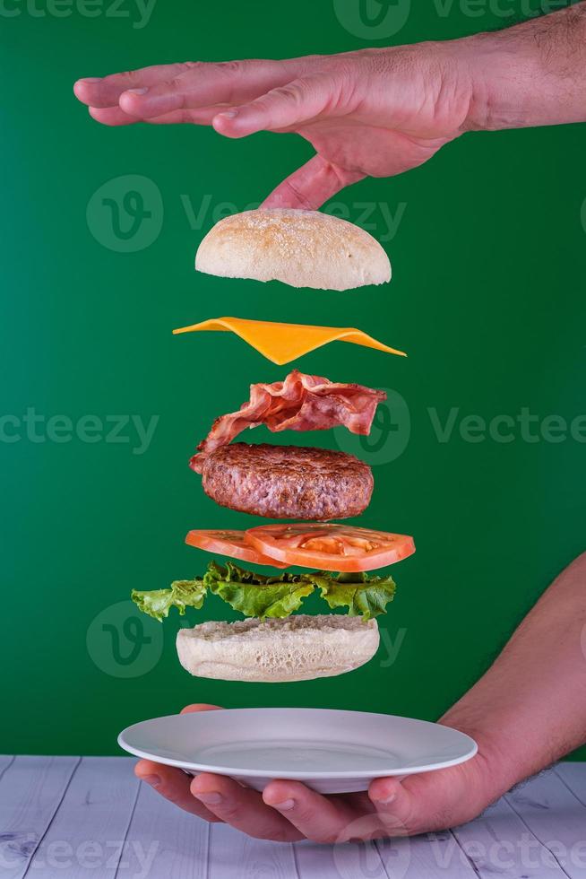 schwimmender Hamburger mit Speck und Käse foto