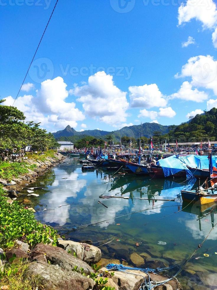 Blau Himmel und Wolken im Boote Fischer foto