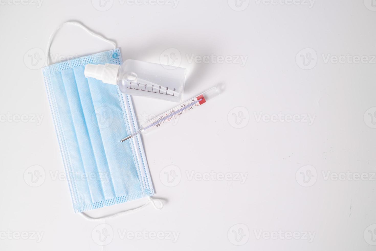 Operationsmaske mit Thermometer und Desinfektionsgel foto