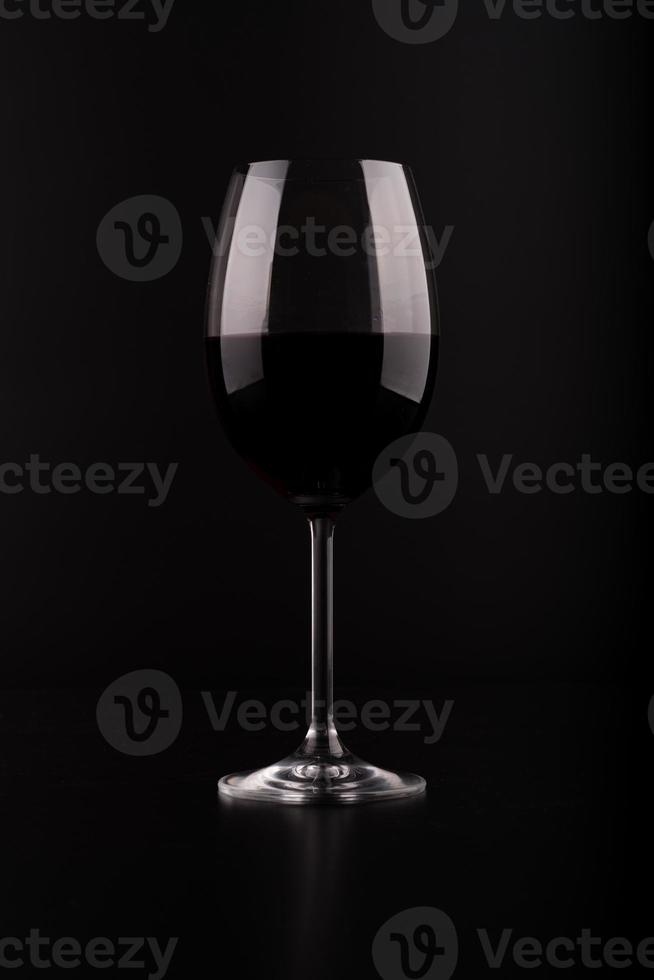 Weinglas mit schwarzem Hintergrund foto