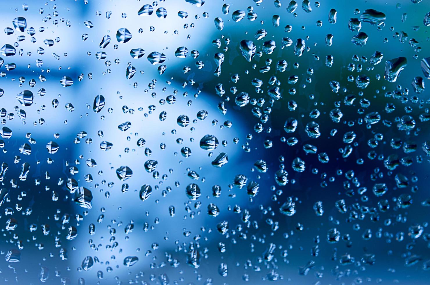 Wassertropfen auf einem Fenster foto