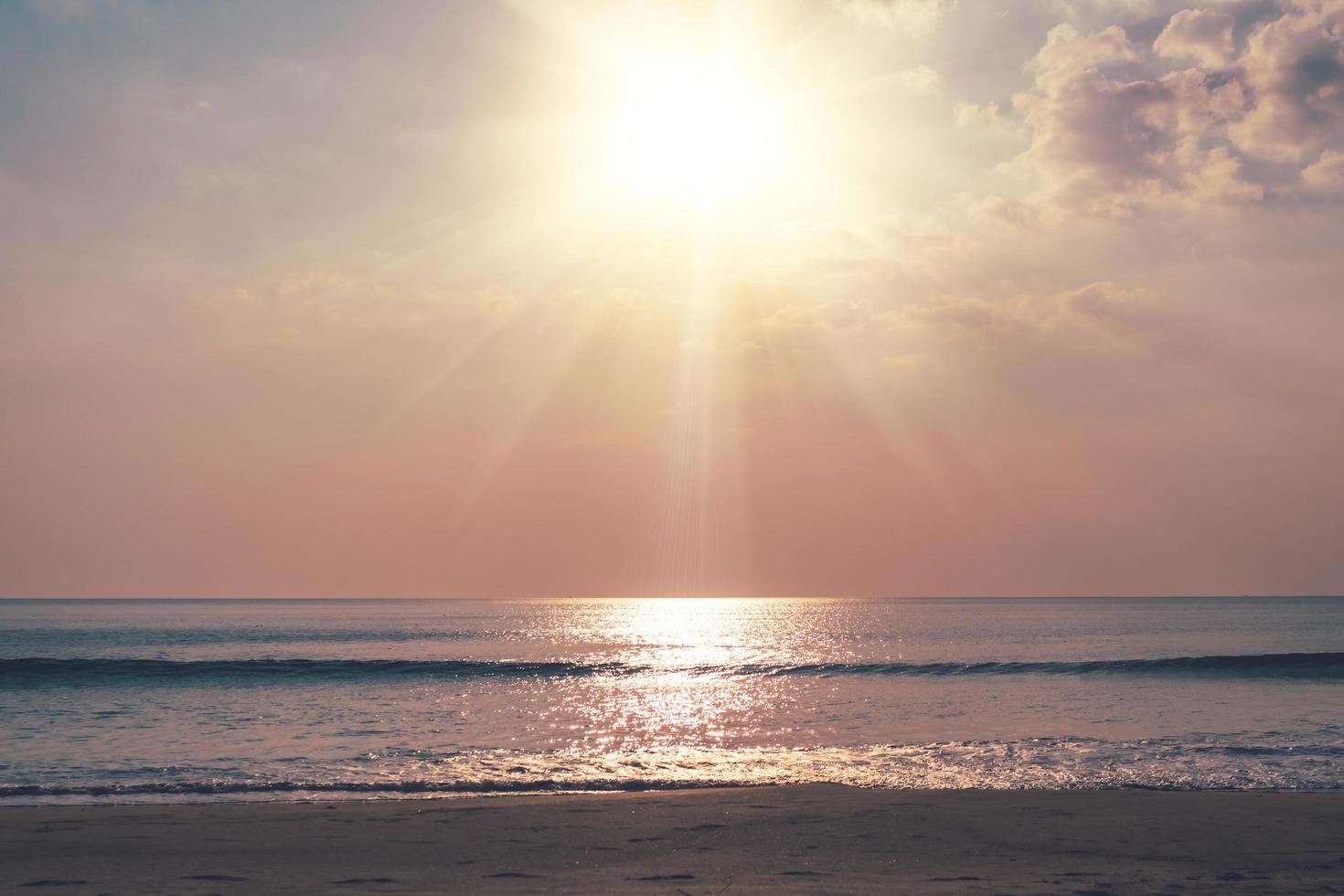 tropischer Naturstrand Sonnenuntergang foto