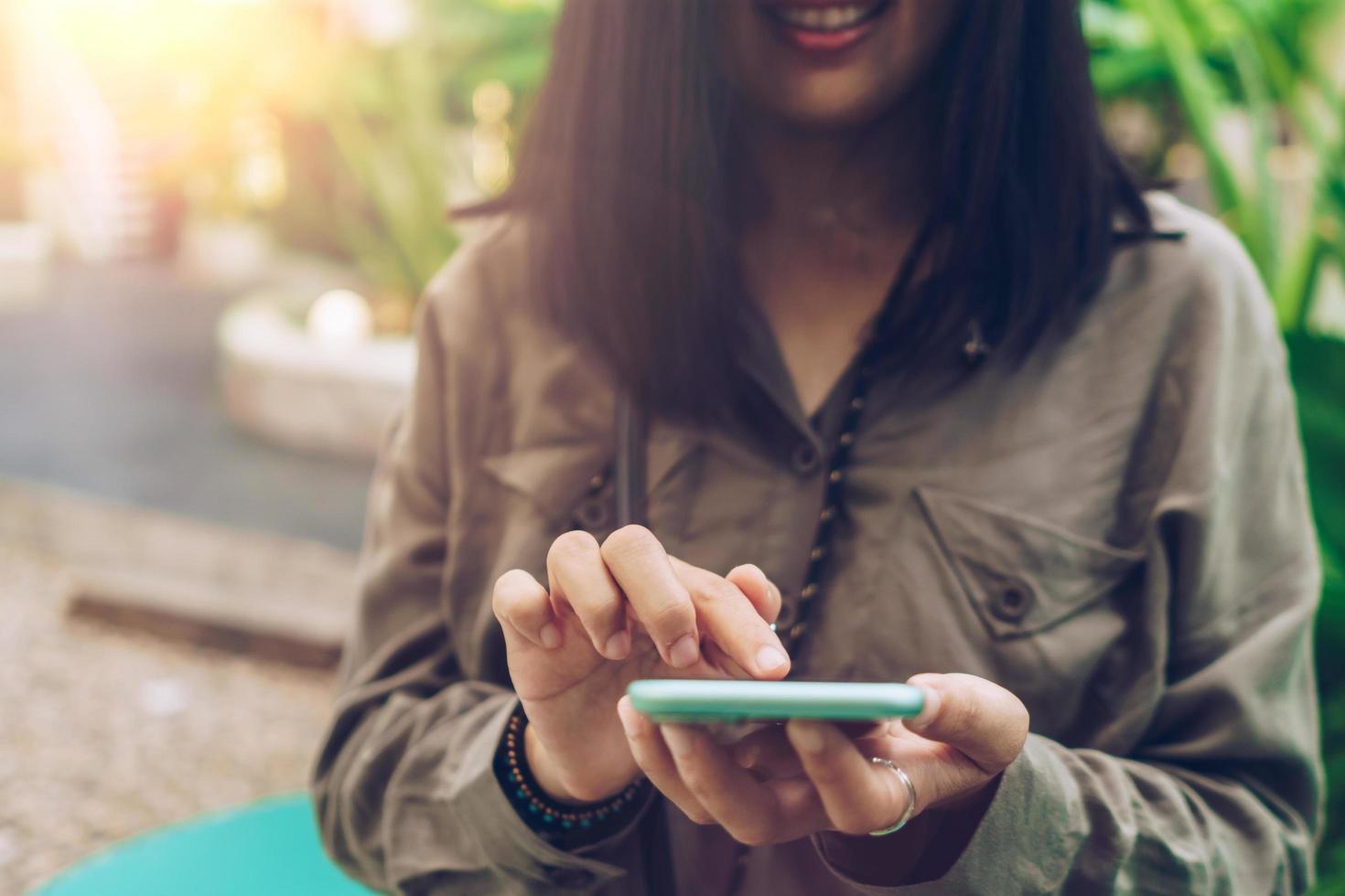 Frau nutzt ein Smartphone, um geschäftliche und soziale Netzwerke zu betreiben foto