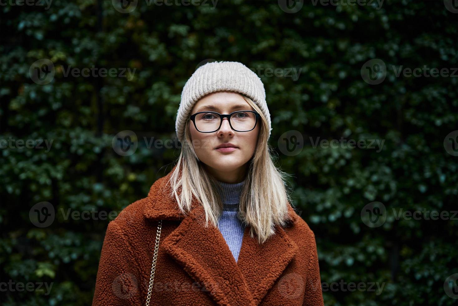 Frau im Mantel beim natürlich Hintergrund foto