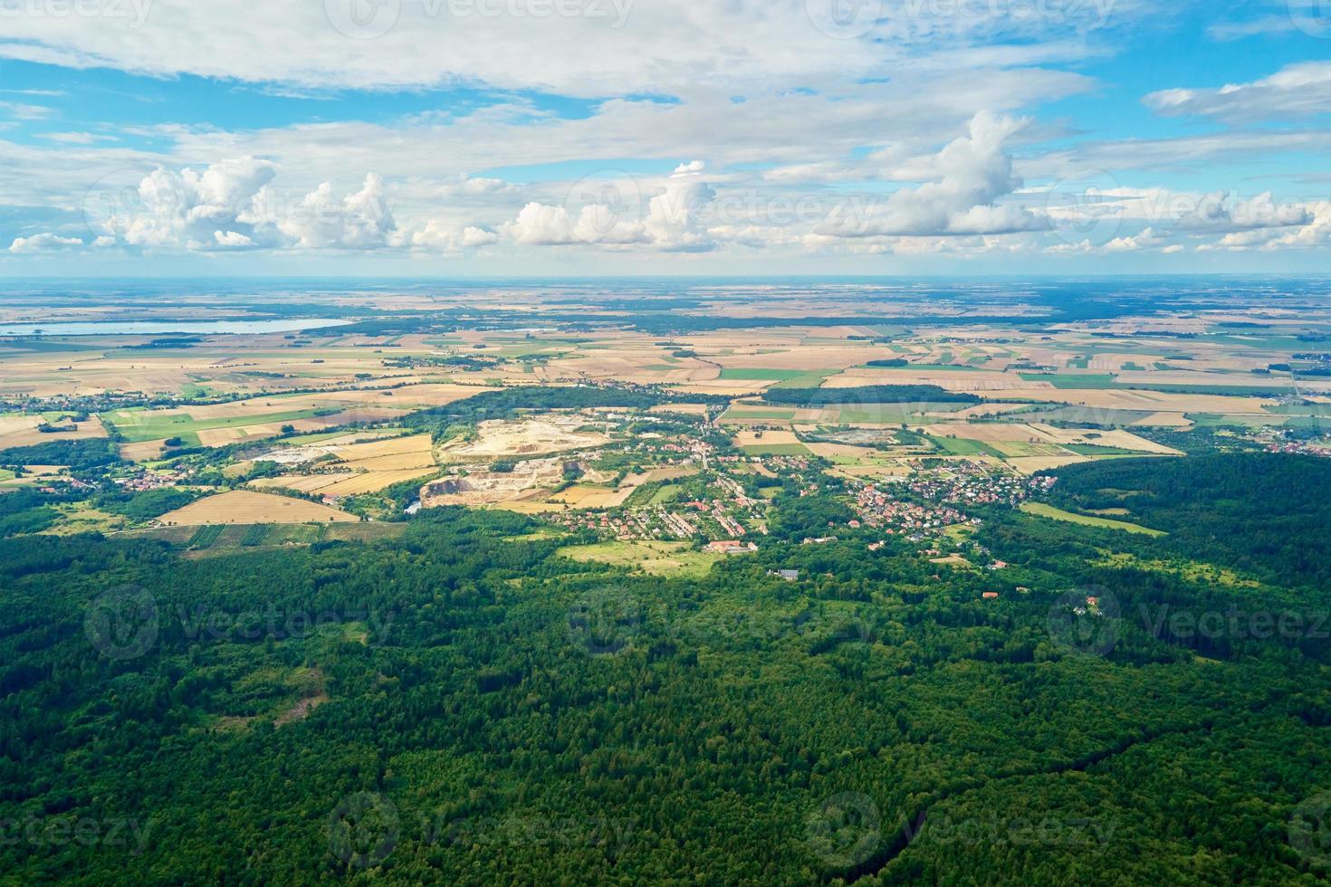 Sleza-Gebirgslandschaft. Luftaufnahme der Berge mit Wald. foto