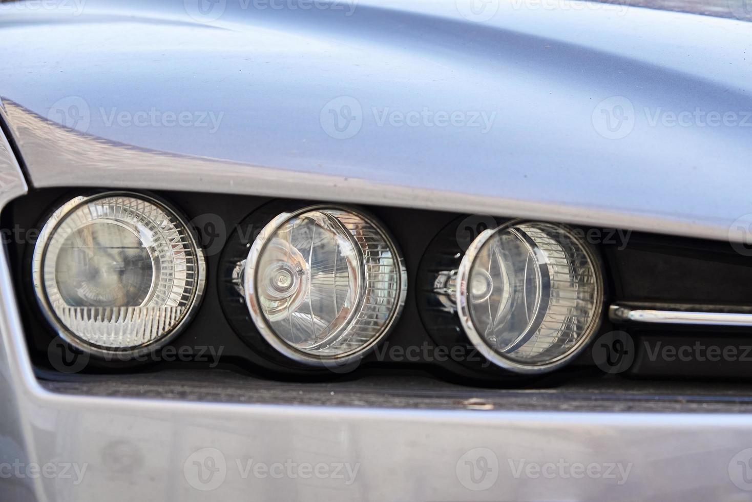 Scheinwerfer mit Halogen Lampe auf modern Auto, Nahansicht foto