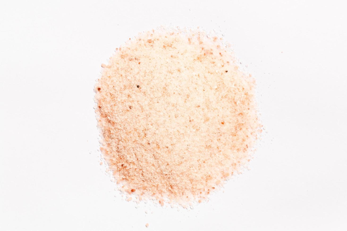 rosa Salz Himalaya-Salz auf einem weißen Hintergrund foto
