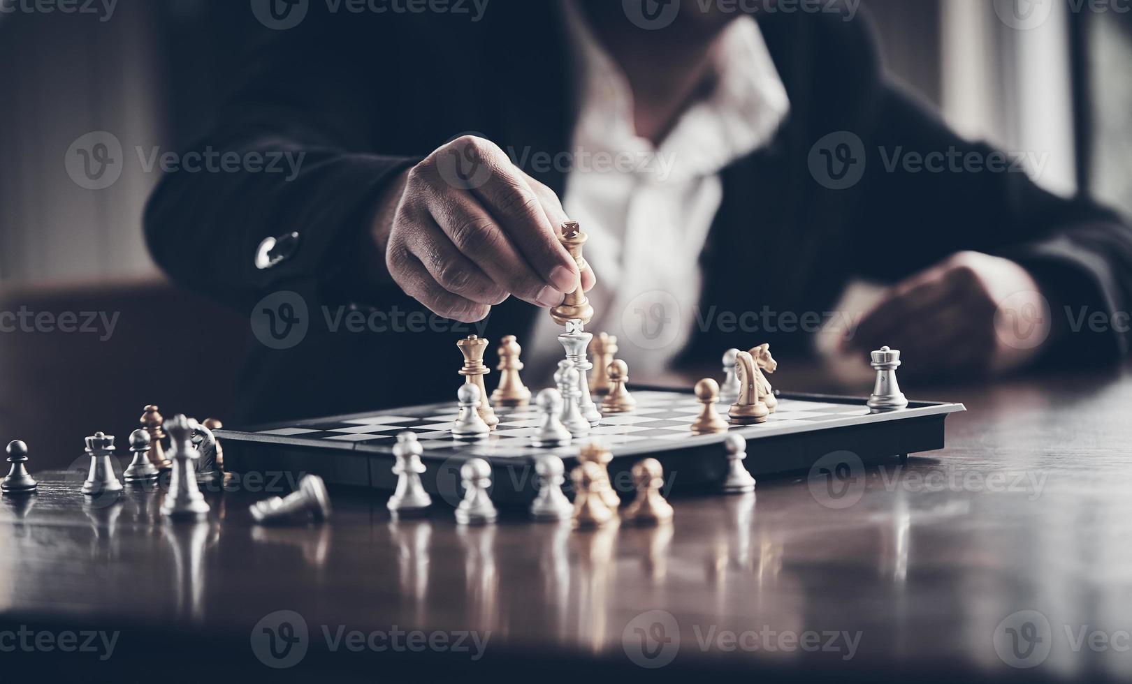 Geschäftsmann, der eine Partie Schach, Geschäftskonzept spielt foto