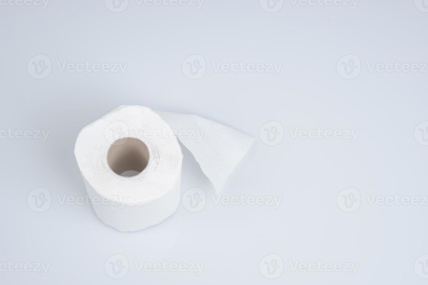 Toilettenpapierrolle lokalisiert auf blauem Hintergrund foto