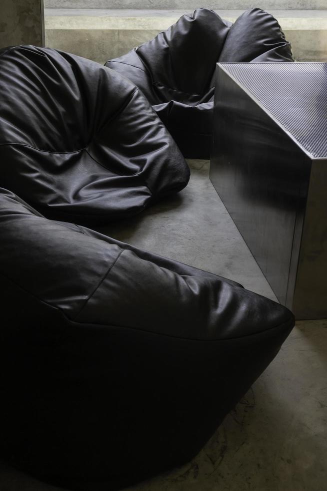 schwarzer Sitzsack um einen Tisch foto