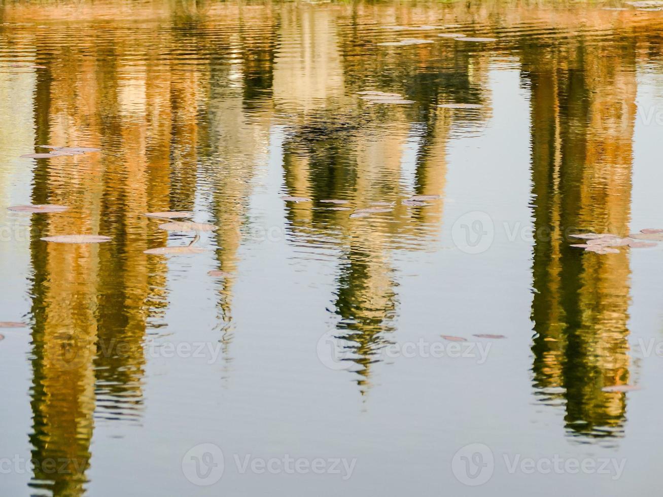 Buddha Statue reflektiert im das Wasser foto