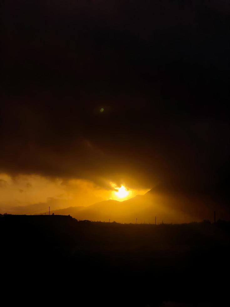 verzaubert neblig Mondlicht Über ein majestätisch Szene, Erstellen ein heiter und magisch Atmosphäre Das weckt Wunder und Frieden foto