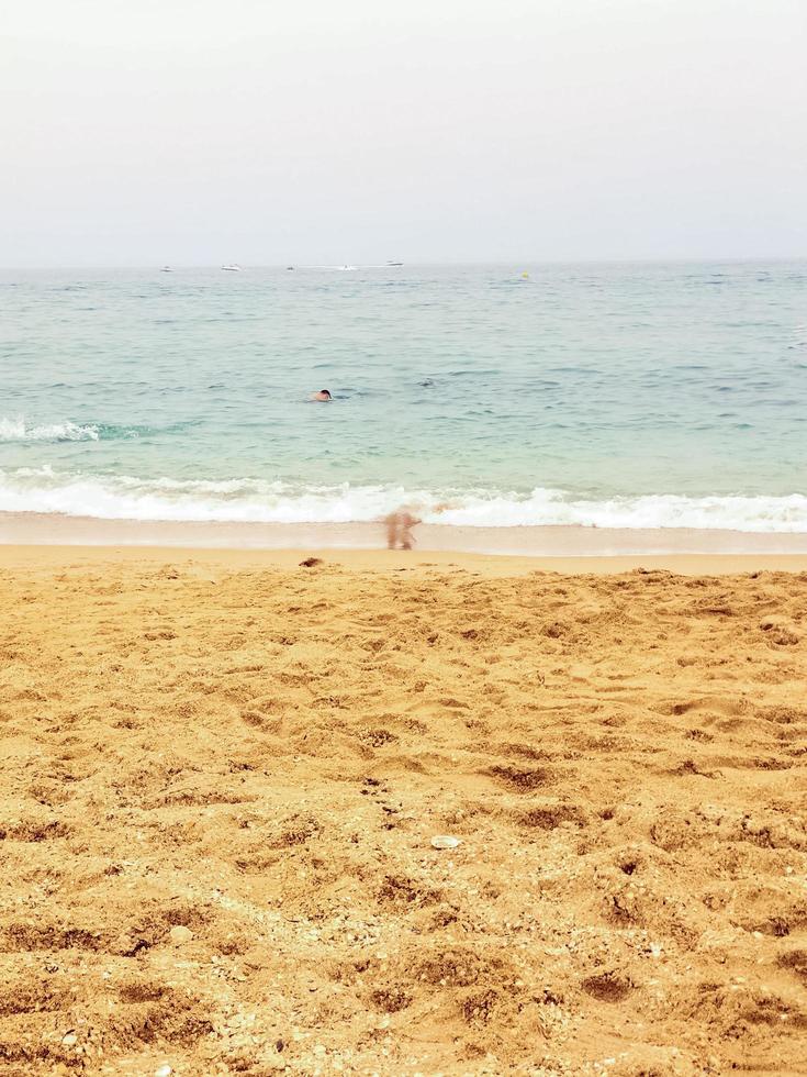 golden Sand Strand beim das Meer mit atemberaubend Landschaft foto