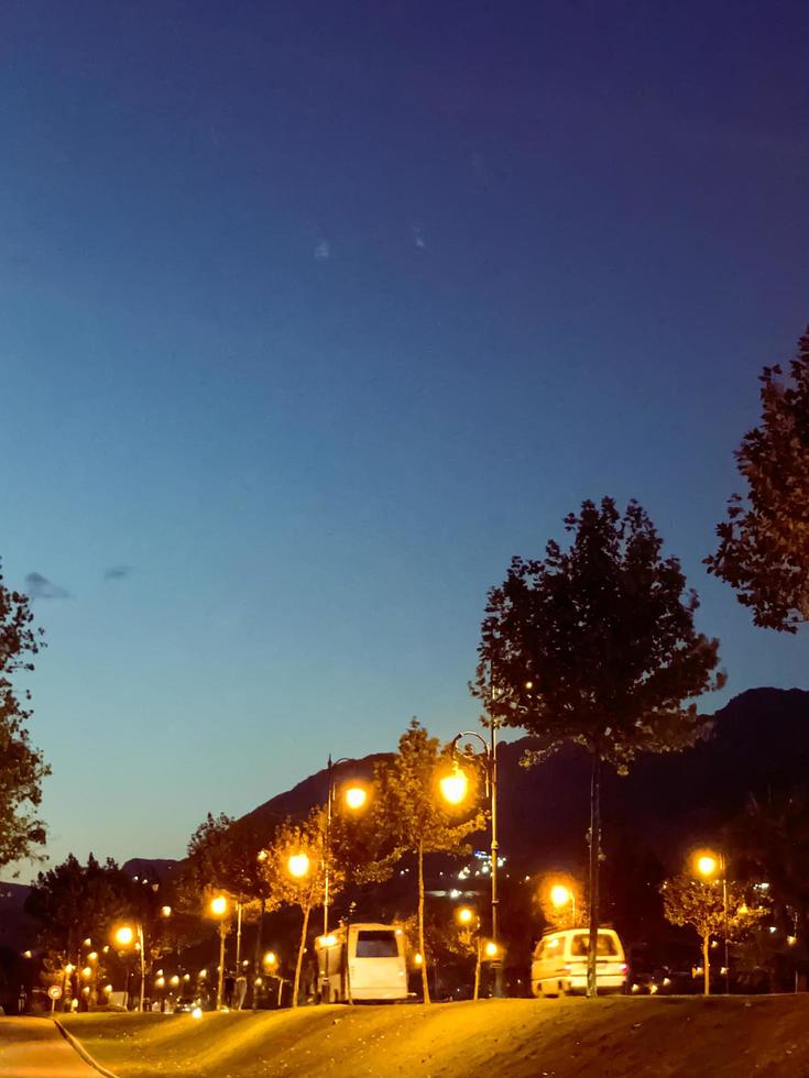 strahlend klar Himmel und glühend Straße Beleuchtung foto