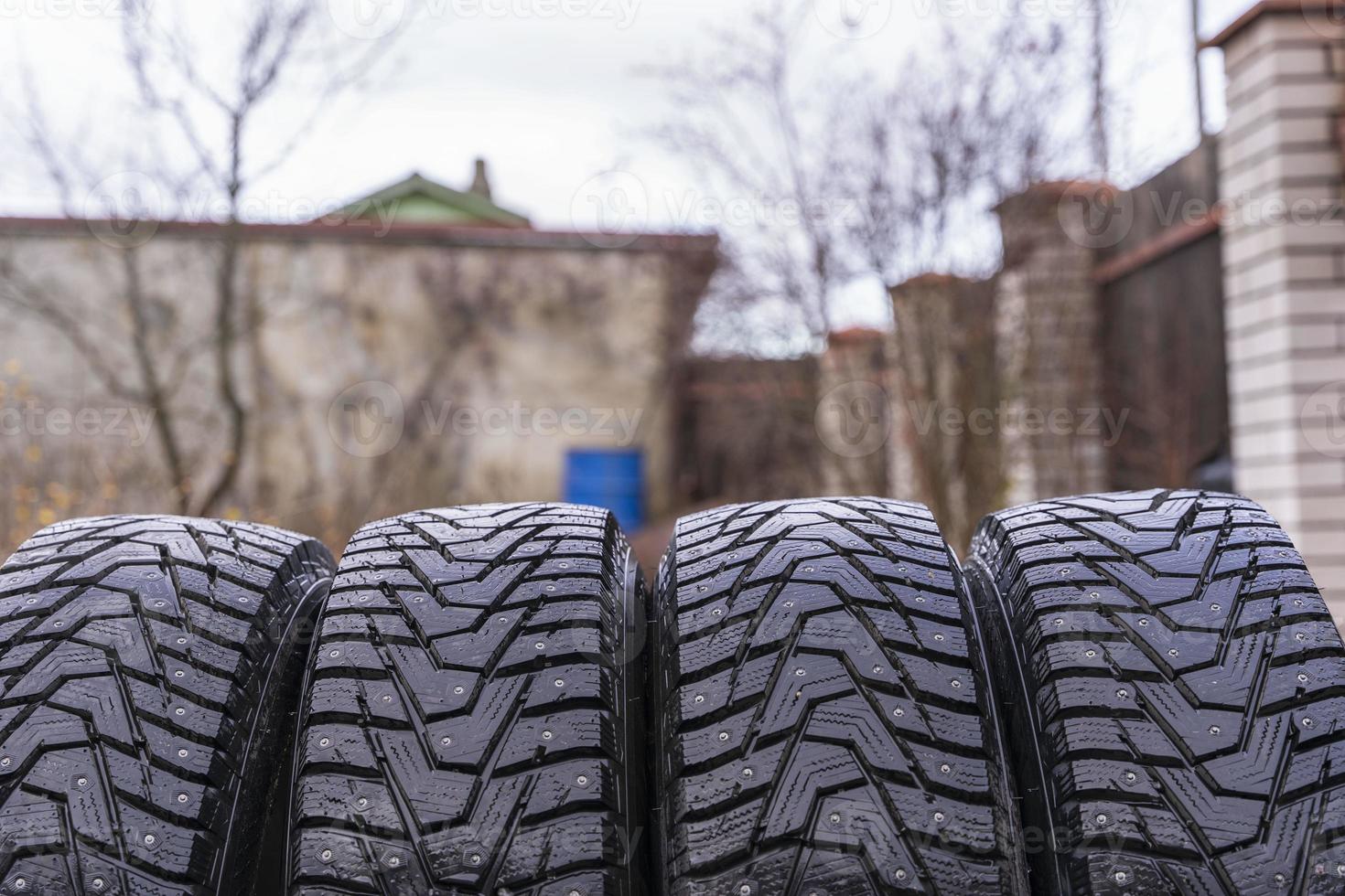 4 Winter Reifen mit Spikes Nahaufnahme, Sicherheit während Winter Fahren, Winter besetzt Reifen foto