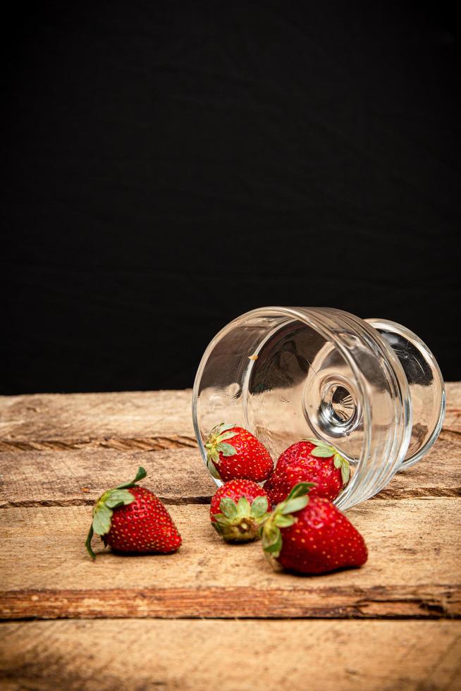 Erdbeeren in einem Glas auf einem Tisch foto