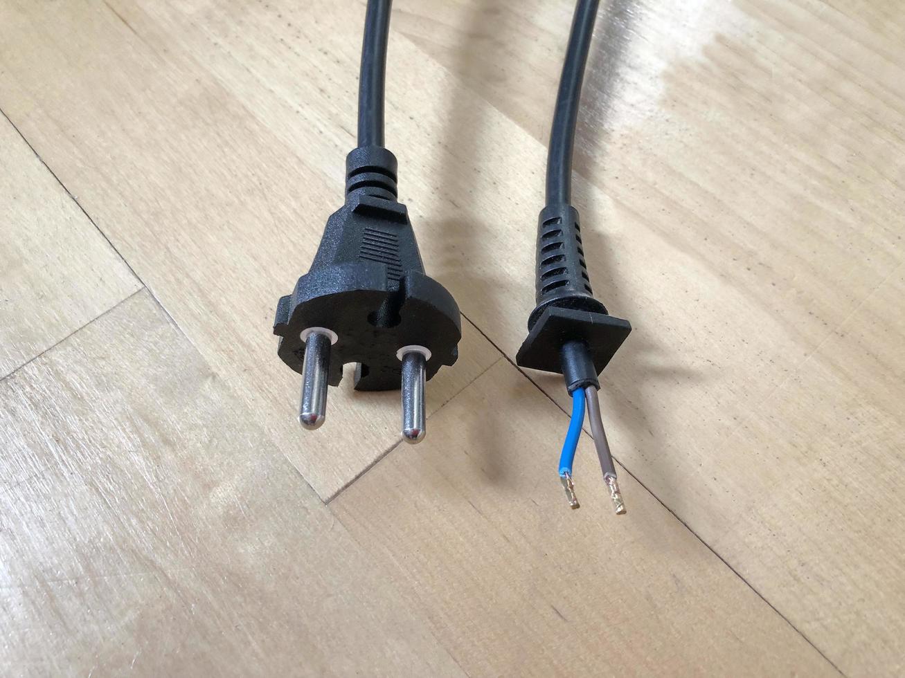 schwarz elektrisch Draht mit elektrisch Stecker foto