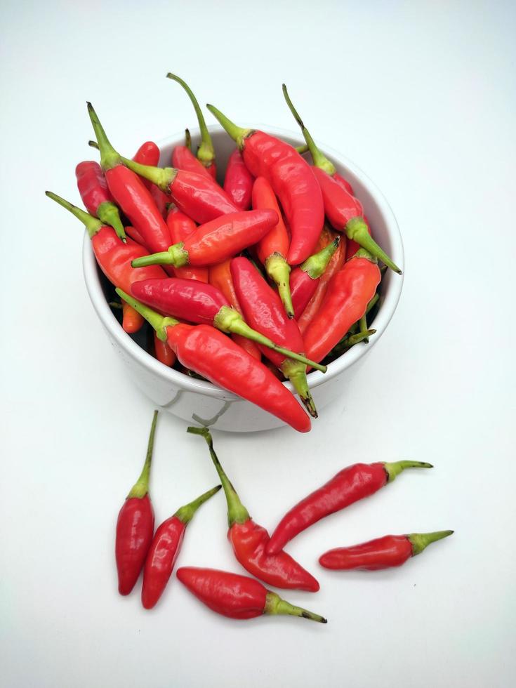 Chili Pfeffer oder Cayenne Pfeffer oder kabel rawit im ein Schüssel isoliert auf Weiß Hintergrund. foto