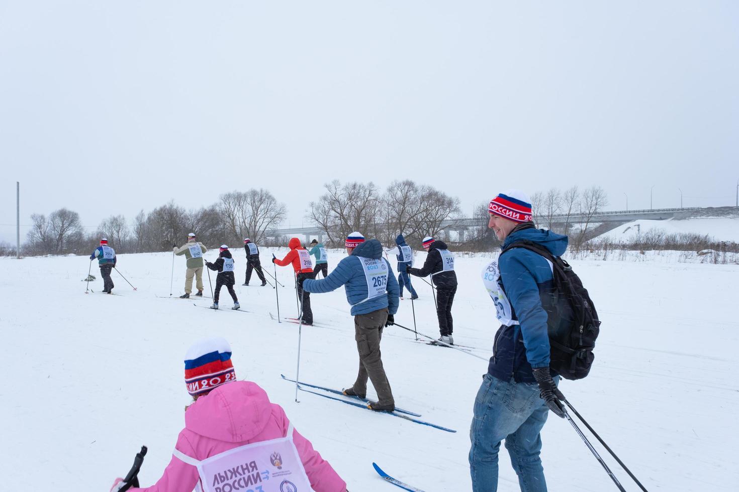 jährlich allrussisch Sport Veranstaltung Aktion Ski Spur von Russland. sportlich Lebensstil zum Erwachsene, Kinder, Familie Urlaub auf Querfeldein Skifahren - - Masse Rennen auf ein schneebedeckt Schiene. Russland, kaluga - - März 4, 2023 foto