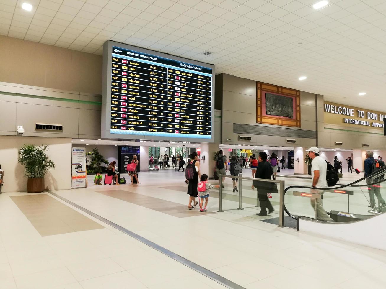 Bangkok, Thailand, 2017 - - Flug Zeitplan im Bangkok International Flughafen zeigt an das wirtschaftlich Situation von das Land immer noch hat Touristen und Geschäftsleute verlassen das Flughafen alle das Zeit. foto