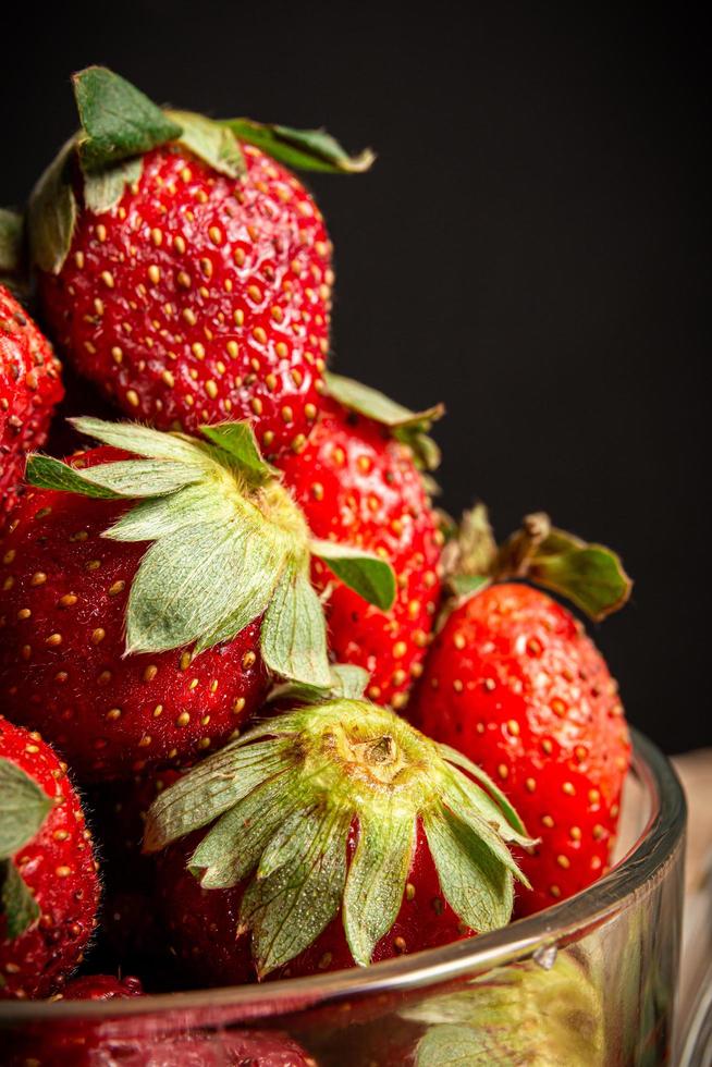 Makro Nahaufnahme von Erdbeeren in einem Glas foto