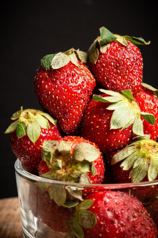 Makro Nahaufnahme von Erdbeeren in einem Glas foto