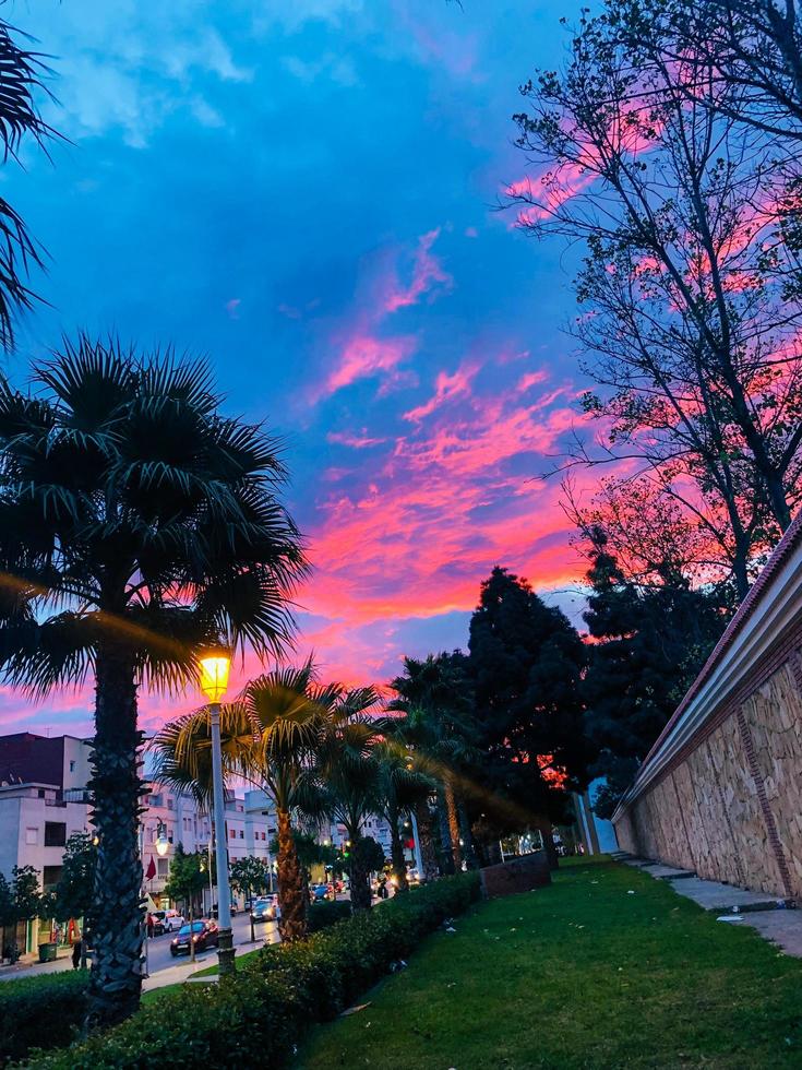 trostlos Stadtbild auf ein wolkig Abend, Erfassen das Stimmung von ein einsam städtisch Landschaft foto