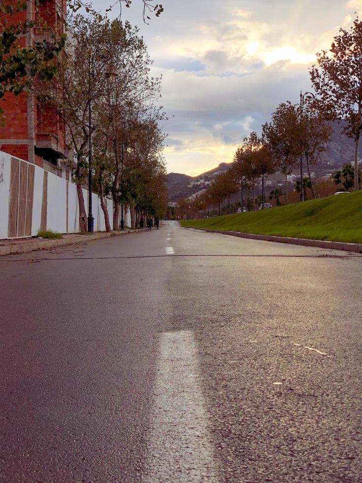 Boden Niveau Aussicht von ein Asphalt Straße foto