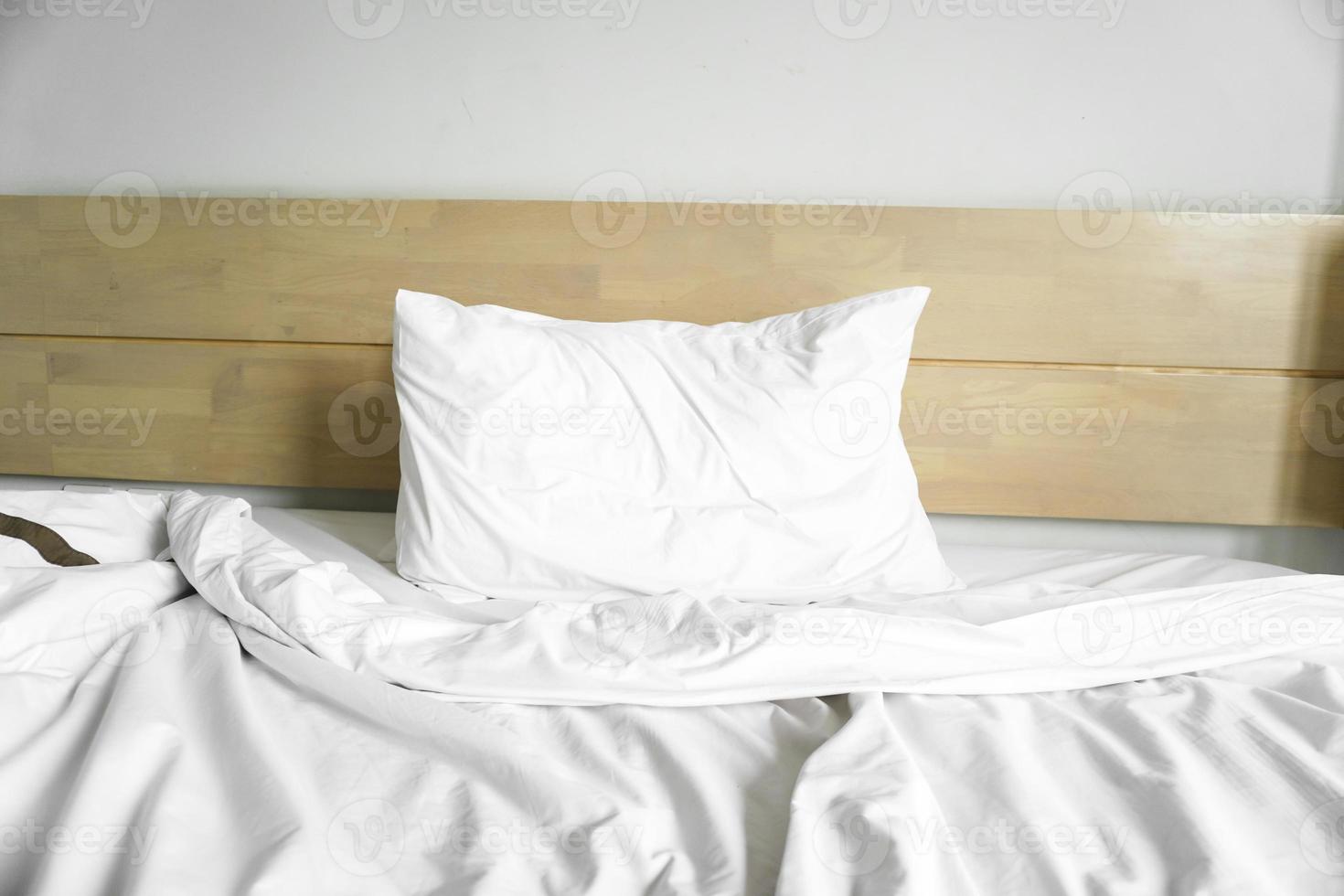 ein Foto von Sanft Kissen auf ein komfortabel Bett