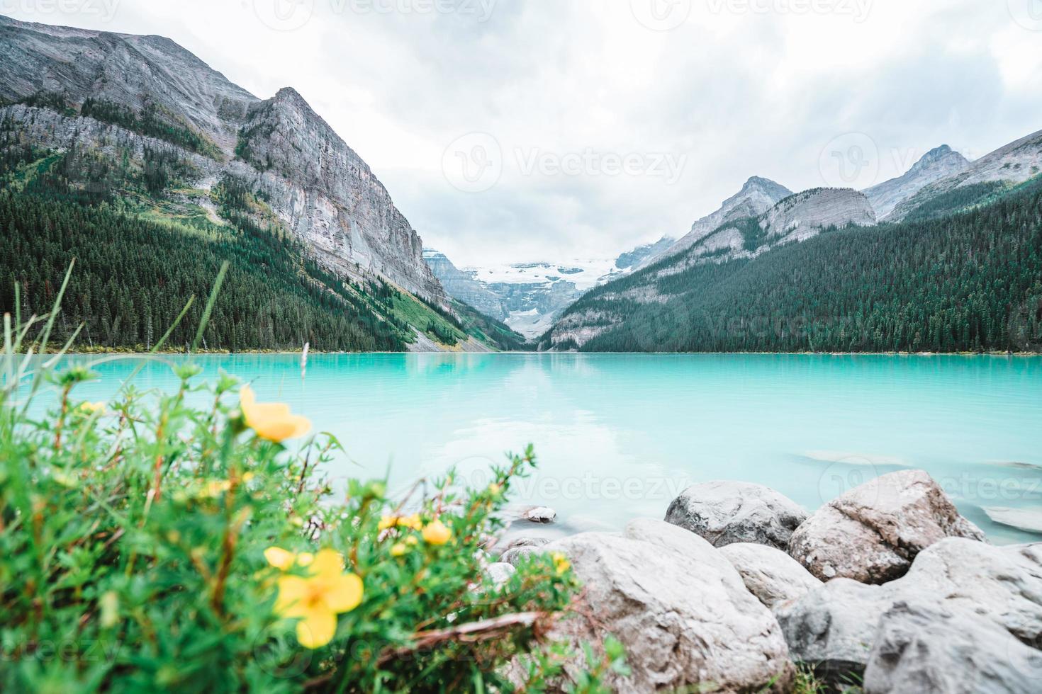 majestätisch Moräne See im Alberta, Kanada mit atemberaubend Türkis Wasser foto