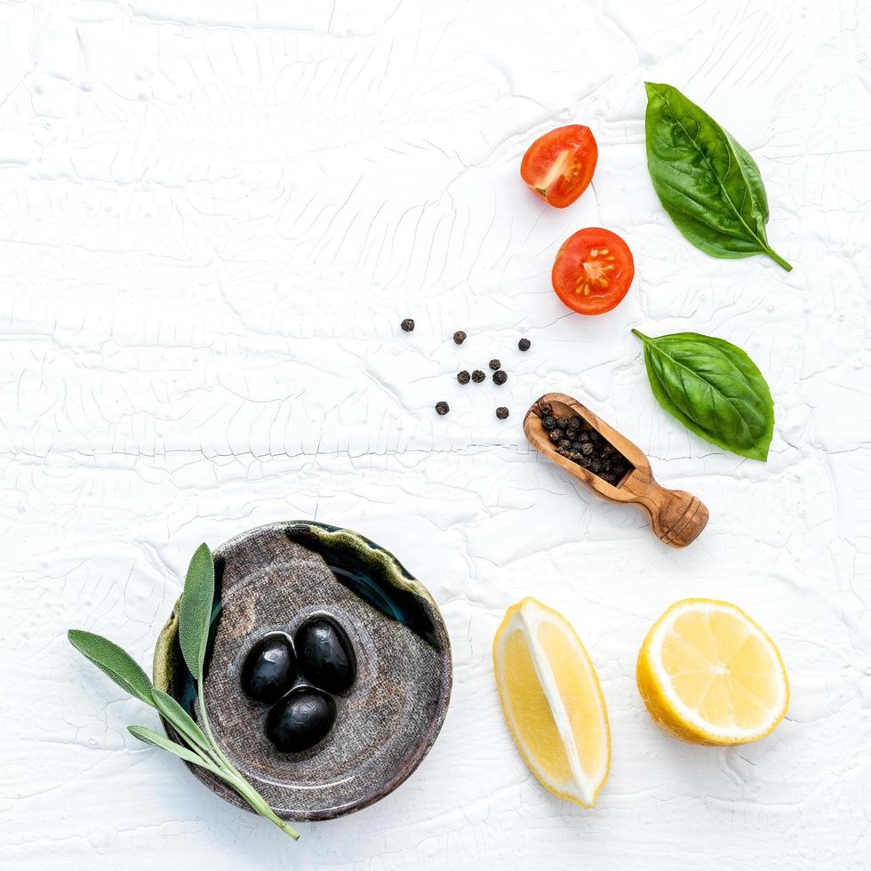 Olivenöl und frische Zutaten foto