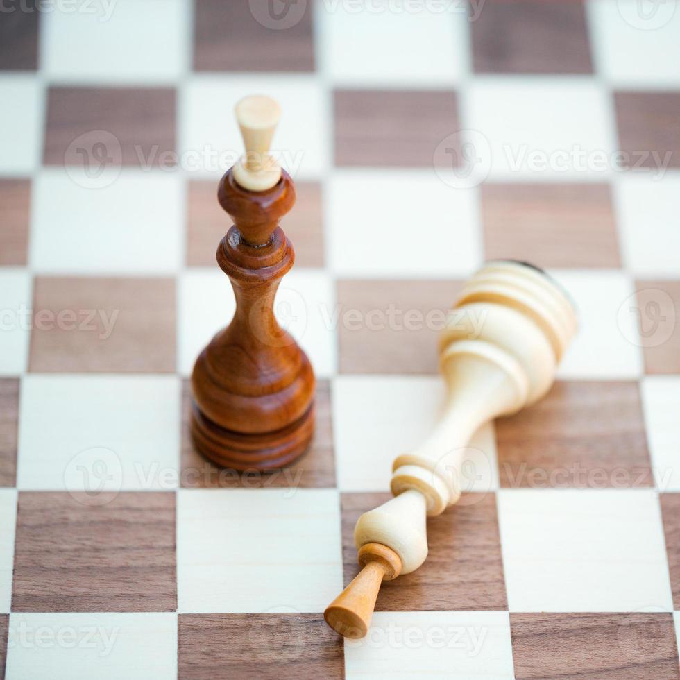 zwei Schach Stücke allein auf ein Schach Tafel foto