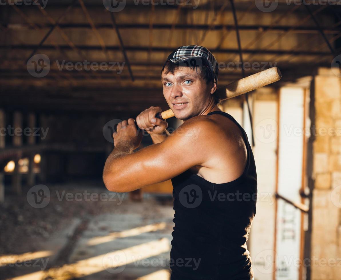 Mann mit Baseball Schläger auf das Ruinen foto