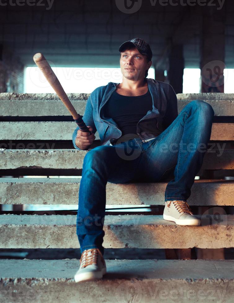 Mann mit Baseball Schläger auf das Ruinen foto