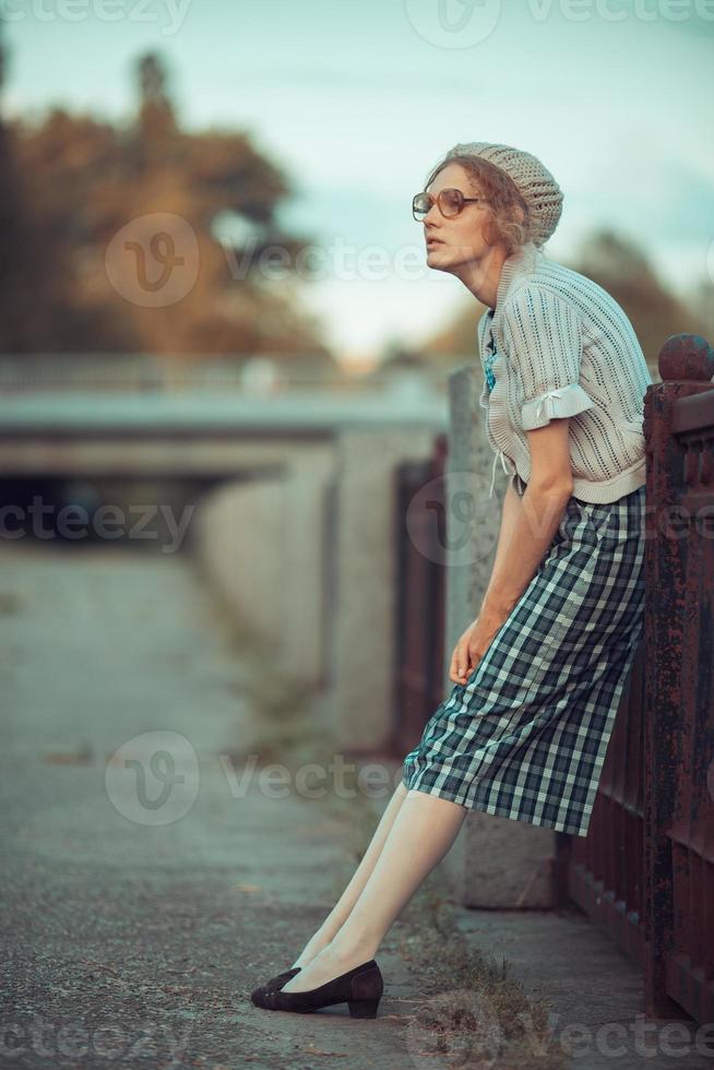 lustiges Mädchen mit Brille und einem Vintage-Kleid foto