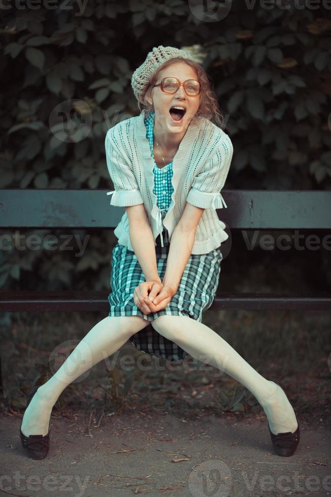 lustiges Mädchen mit Brille und einem Vintage-Kleid foto