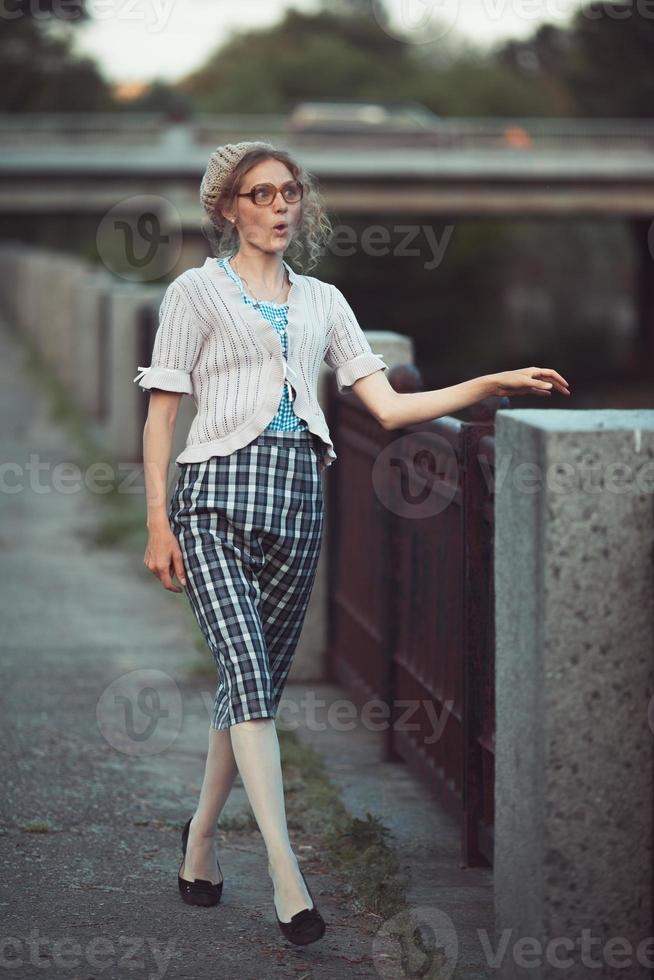 lustiges Mädchen mit Brille und einem Vintage-Kleid foto