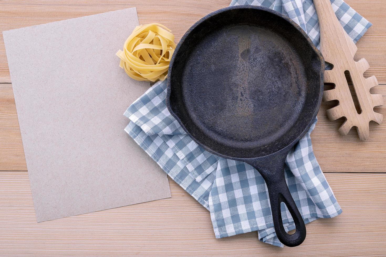 Pfanne und Pasta mit Menü Modell foto