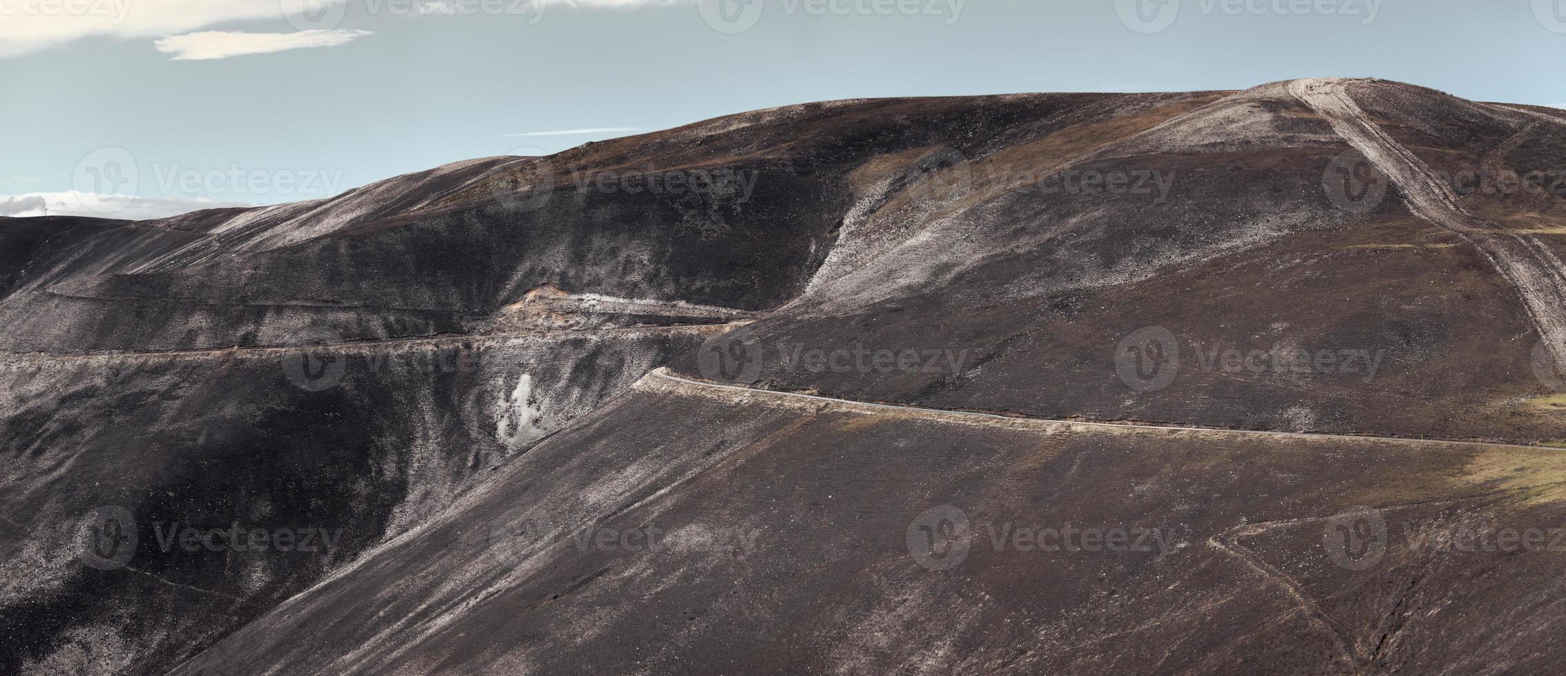 Berge nach einem Brand ihrer Vegetation beraubt foto