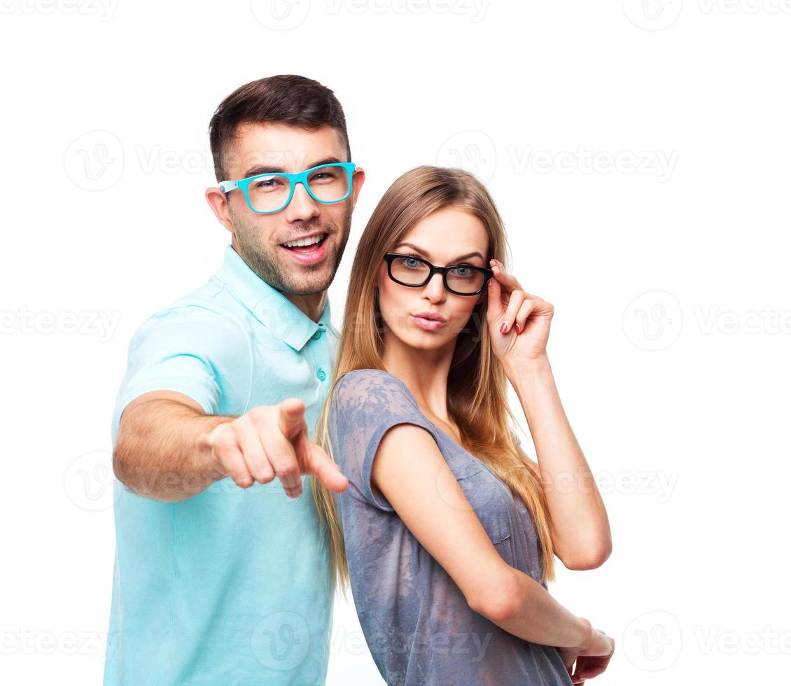 schön jung glücklich Paar lächelnd, Mann und Frau suchen beim Kamera, isoliert Über Weiß foto